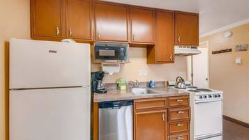 Frigorifero, microonde, forno, piano cottura