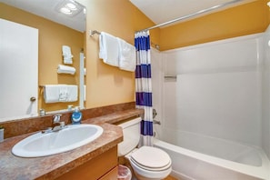 Badekar, hårtørrer, håndklæder