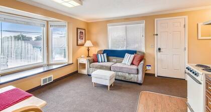 Sandcastle Inn #604 - Downtown Apartment!