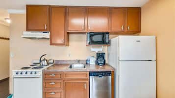 Geladeira, micro-ondas, fogão, cooktop