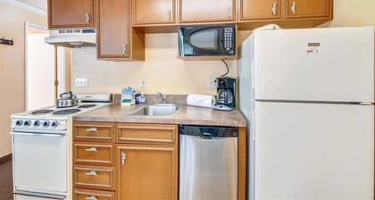 Sandcastle Inn #605 - Downtown Apartment!