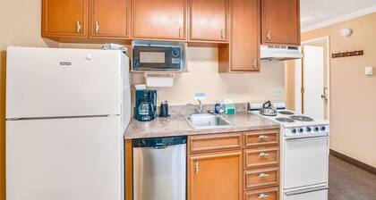 Sandcastle Inn #606 - Downtown Apartment!