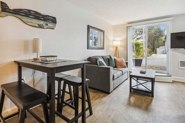 Flat-screen TV - Lewis Loft - Near Downtown & the Ocean! (Cannon Beach)