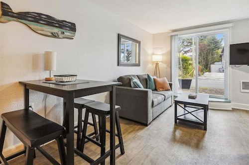 Lewis Loft - Near Downtown & the Ocean!