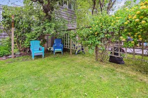Terrace/patio - Clark Cabin - Cozy Cottage! (Cannon Beach)
