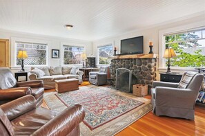 Flatskjerm-TV og peis