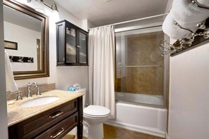 Tina, secadora de cabello, toallas 