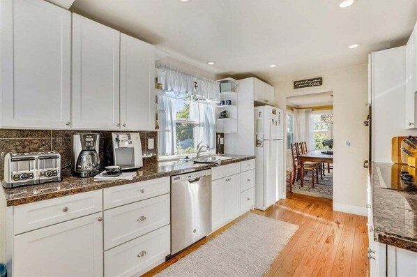 冰箱、微波炉、烤箱、炉灶