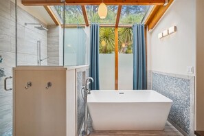 Badewanne, Haartrockner, Handtücher
