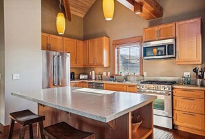 ثلاجة، ميكروويف، فرن، موقد طهي مسطح