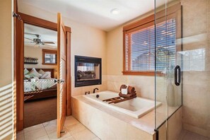 Bathtub, hair dryer, towels - The Lodges B-2 - 1 Block to the Beach! (Cannon Beach)