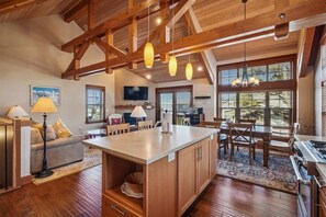 Interior - The Lodges B-2 - 1 Block to the Beach! (Cannon Beach)