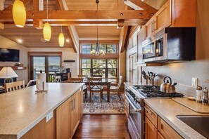 Fridge, microwave, oven, stovetop - The Lodges B-2 - 1 Block to the Beach! (Cannon Beach)