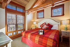 2 bedrooms, free WiFi, bed sheets - The Lodges B-2 - 1 Block to the Beach! (Cannon Beach)