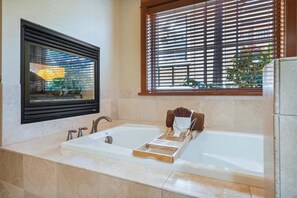 Bathtub, hair dryer, towels - The Lodges C-1 - 1 Block to the Beach! (Cannon Beach)