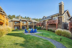 Outdoor dining - The Lodges C-1 - 1 Block to the Beach! (Cannon Beach)