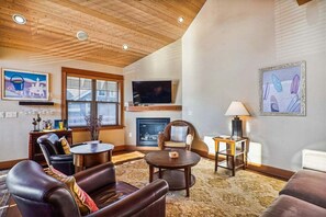 Televisión y chimenea