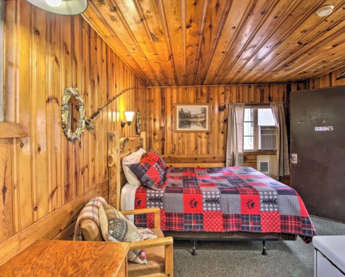 Business Cabin | Down comforters, memory foam beds, laptop workspace, WiFi (free)