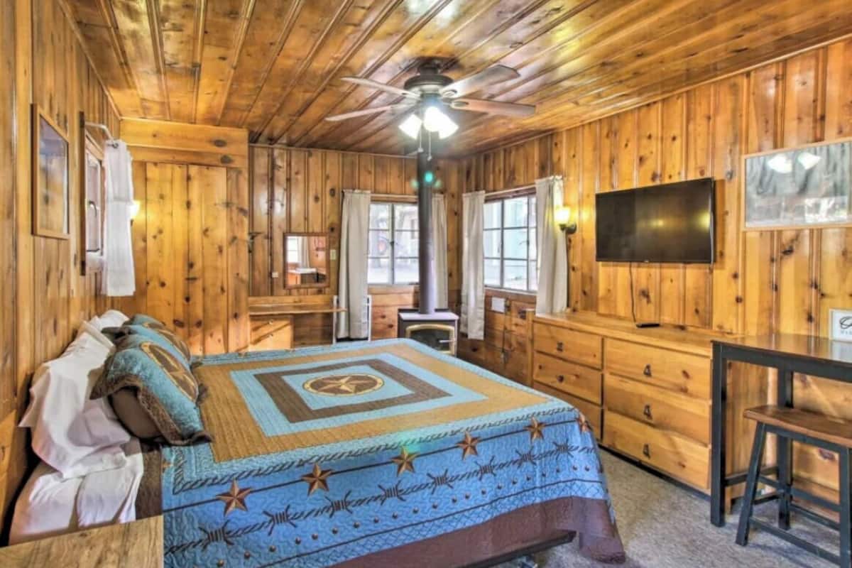 Signature Cabin | Down comforters, memory foam beds, laptop workspace, WiFi (free)