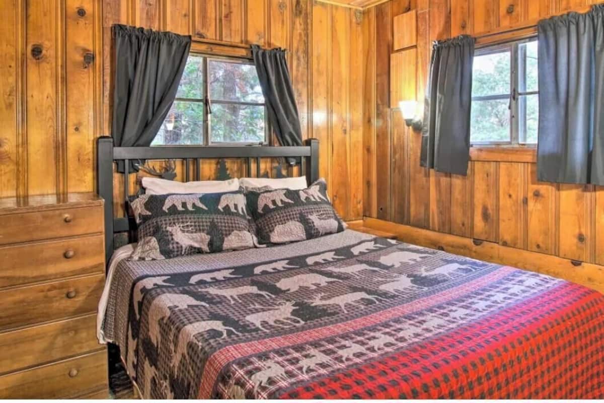 Honeymoon Cabin | Down comforters, memory foam beds, laptop workspace, WiFi (free)