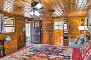 Premier-Ferienhütte, 1 King-Bett | Wohnbereich | 32-Zoll-Smart-TV mit Satellitenempfang, DVD-Player, Streaming-Dienste