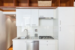 Frigorifero, microonde, forno, piano cottura