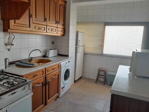 Réfrigérateur, micro-ondes, plaque de cuisson, bouilloire électrique