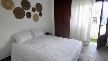 2 slaapkamers, een bureau, een strijkplank/strijkijzer, reisbedje