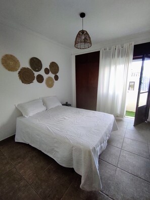 2 chambres, bureau, fer et planche à repasser, lit parapluie