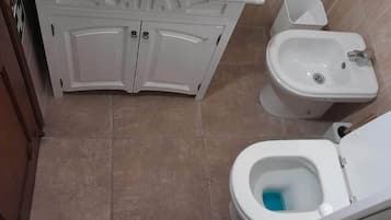 HÄrtork, bidé, handdukar och tvÄl