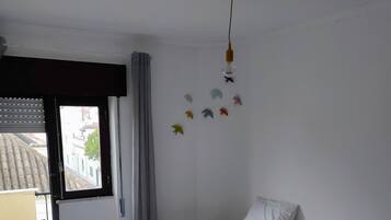 2 slaapkamers, een bureau, een strijkplank/strijkijzer, reisbedje