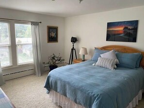 6 bedrooms, desk, iron/ironing board, travel cot