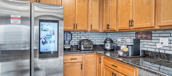 Luxe Duplex - Private Gym -Huge Yard -King Beds Garage Parking-EV Charger- Crib