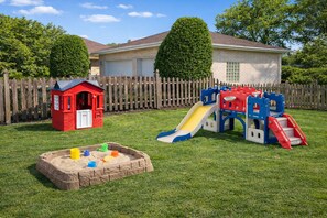 Children’s area - Luxe Duplex - Private Gym -Huge Backyard -Arcade- King Beds - Garage-EV Charger (Chicago)