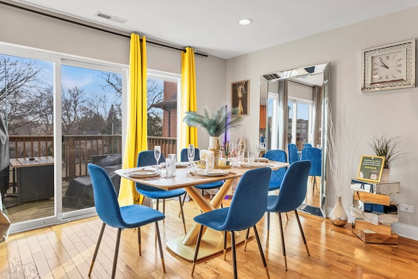 Dining - Luxe Duplex - Private Gym -Huge Yard -King Beds Garage Parking-EV Charger- Crib (Chicago)