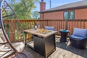 Outdoor dining - Luxe Duplex - Private Gym -Huge Yard -King Beds Garage Parking-EV Charger- Crib (Chicago)