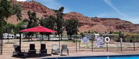 Una piscina al aire libre de temporada