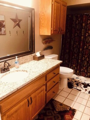 Bathtub, hair dryer, towels - MJ'S BUNKHOUSE #1 (Pawhuska)