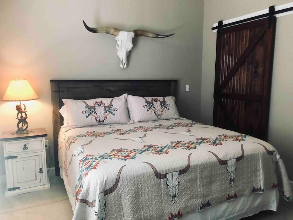 PIONEER VILLAGERED DIRT CABIN3 BLOCKS TO MERC Pawhuska Vrbo