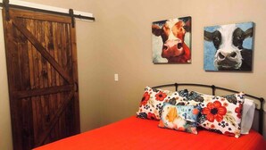 Skrivebord, strykejern/-brett, wi-fi og sengetøy