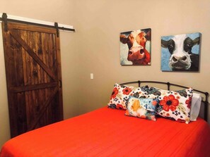Desk, iron/ironing board, WiFi, bed sheets - PIONEER VILLAGE-RED DIRT CABIN-3 BLOCKS TO MERC (Pawhuska)