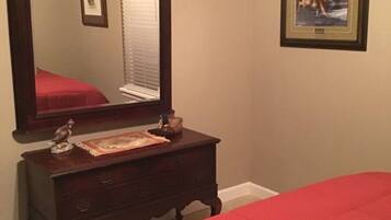 Desk, iron/ironing board, WiFi, bed sheets