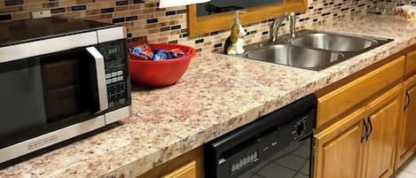 Cafetera y tetera, refrigerador, microondas y horno