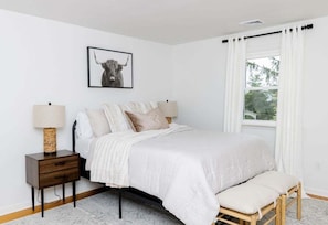 5 bedrooms, desk, iron/ironing board, WiFi