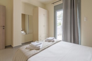 4 kamar tidur, tirai kedap cahaya, kedap suara, dan setrika/meja setrika