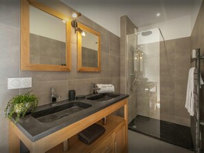 Shower, hair dryer, towels