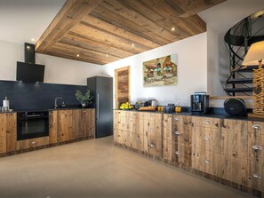 Fridge, microwave, oven, stovetop - Chalet Paralpin - 5-star family mountain break 12p - hot tub - OVO Network (Manigod)