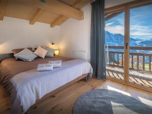 5 bedrooms, iron/ironing board, WiFi, bed sheets - Chalet Paralpin - 5-star family mountain break 12p - hot tub - OVO Network (Manigod)