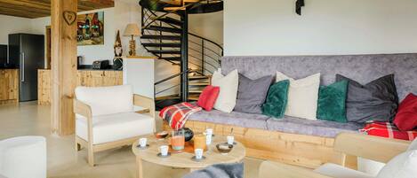 TV, peis, bordtennis og stereoanlegg