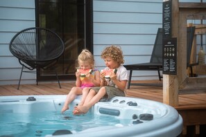 Outdoor spa tub - Maison Huberdeau – Design, River, Spa & Tremblant 18 min (Huberdeau)
